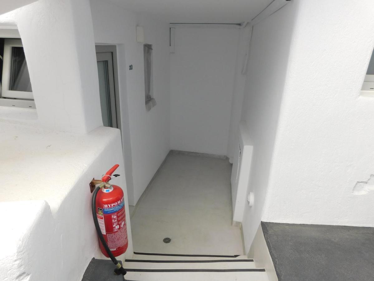 Fira Getaway - Economy Basement Rooms Eksteriør billede